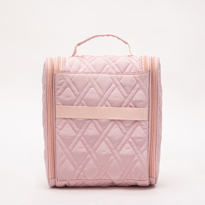 Tasse di trucco rosa realizzate con materiali di alta qualità e con particolare attenzione alla funzionalità.