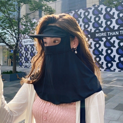 L'esplosione della celebrità di Internet copre tutto il viso per prevenire la luce ultravioletta