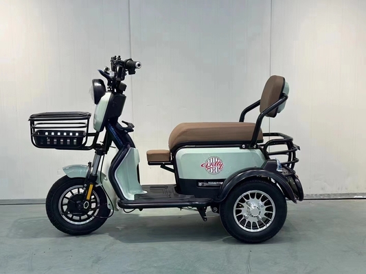 Il nuovo piccolo triciclo elettrico porta a casa il suo bambino per prendere i bambini