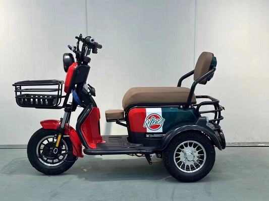 Il nuovo piccolo triciclo elettrico porta a casa il suo bambino per prendere i bambini
