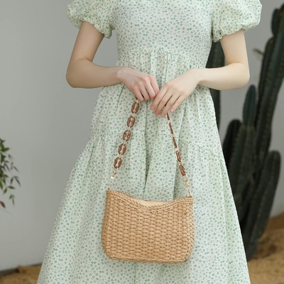"Herald" piccolo sacchetto di paglia fatto a mano "Crossbody bag" per donne, "Summer chic" "Woven handbag" "Shoulder purse with chain"