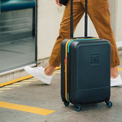 Valigia resistente con pannello interno in rete anti-schiacciamento e cinghia di compressione progettata per viaggi senza stress