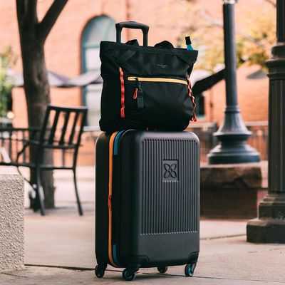 Valigia resistente con pannello interno in rete anti-schiacciamento e cinghia di compressione progettata per viaggi senza stress