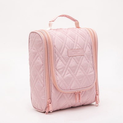 Tasse di trucco rosa realizzate con materiali di alta qualità e con particolare attenzione alla funzionalità.