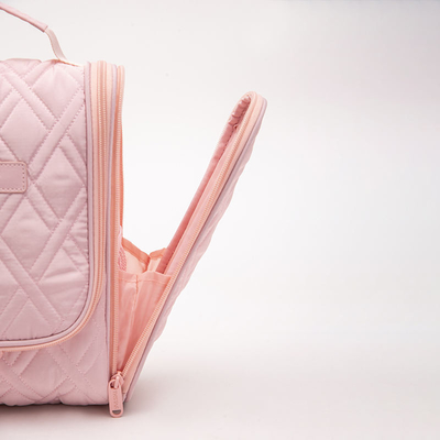 Tasse di trucco rosa realizzate con materiali di alta qualità e con particolare attenzione alla funzionalità.