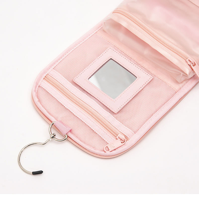 Tasse di trucco rosa realizzate con materiali di alta qualità e con particolare attenzione alla funzionalità.