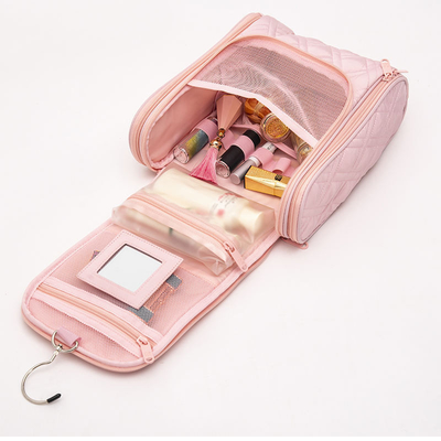 Tasse di trucco rosa realizzate con materiali di alta qualità e con particolare attenzione alla funzionalità.