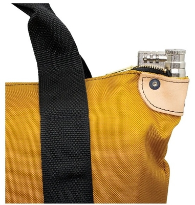 Locking Heavy Duty Courier Bag è progettato per garantire la massima sicurezza! Ideale per spostare i documenti privati, contanti, assegni, posta, ecc. in un posto sicuro.