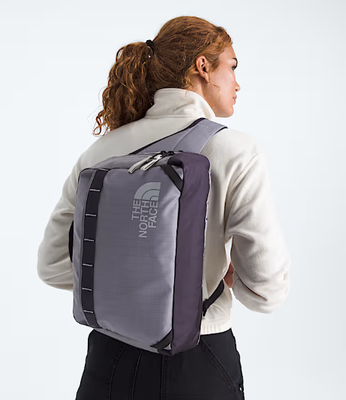 Zaino impermeabile realizzato con materiale riciclato in nylon con maniglia di presa paddled e cerniere facile da YKK