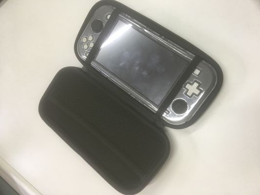 Custodie rigide leggere in EVA con rivestimento in velluto e copertina in ecopelle che offrono protezione per rasoi, giochi ed elettronica