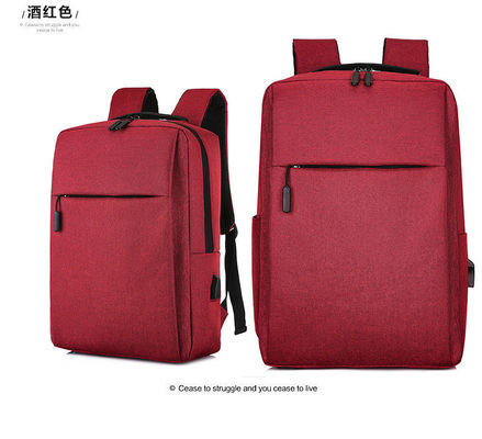 Due tasche della chiusura lampo impermeabilizzano lo zaino di nylon del computer portatile di USB