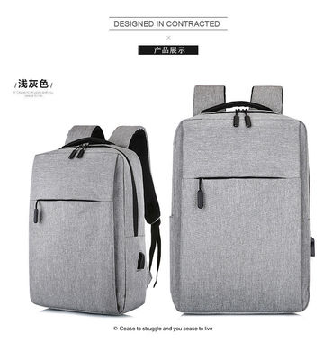 Due tasche della chiusura lampo impermeabilizzano lo zaino di nylon del computer portatile di USB